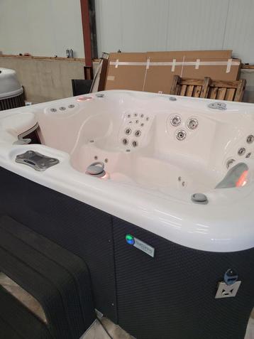 Hotspring jacuzzi envoy black label beschikbaar voor biedingen