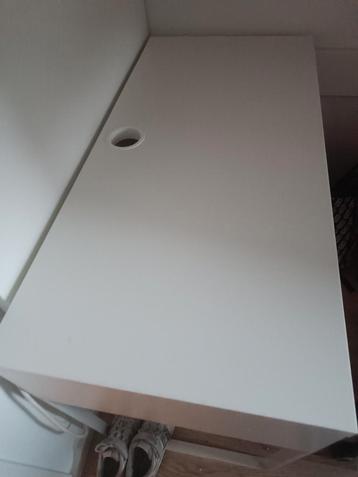 Bureau met stoel beschikbaar voor biedingen