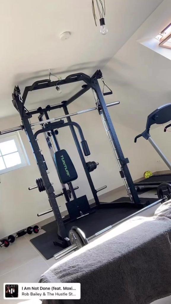 Tunturi SM80 Smith machine + toebehoren, Sport en Fitness, Fitnessapparatuur, Zo goed als nieuw, Krachtstation, Armen, Benen, Borst