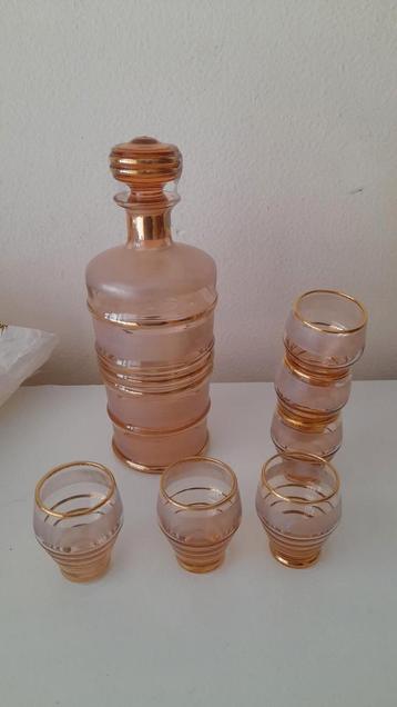 Karafje met 6 shotglaasjes, roze glas met gouden lijnen beschikbaar voor biedingen