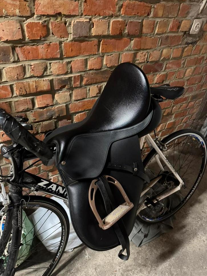 Wintec 500 17 inch, Dieren en Toebehoren, Paarden en Pony's | Zadels, Zo goed als nieuw, Recreatie, Ophalen