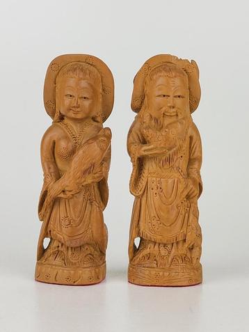 Figurines chinoises en bois finement travaillées  disponible aux enchères