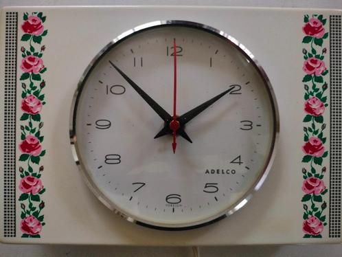Oude elektriche keuken wandklok. Adelco. 220 volt., Huis en Inrichting, Woonaccessoires | Klokken, Gebruikt, Wandklok, Analoog