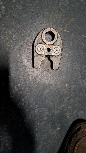 Mâchoire v28 mini rems sertisseuse  beschikbaar voor biedingen