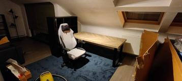 mangohouten tafel met matzwarte poten beschikbaar voor biedingen