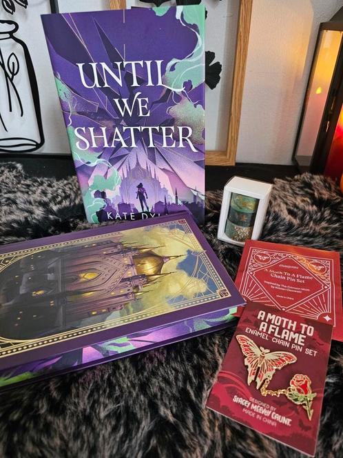 Box Illumicrate October 2024 ️ Book + 2 Goodies, Livres, Fantastique, Neuf, Enlèvement ou Envoi