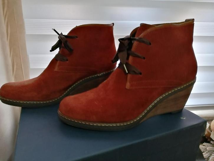 Nieuwstaat roestbruine daim enkellaarsjes. Maat 40., Kleding | Dames, Schoenen, Zo goed als nieuw, Ophalen