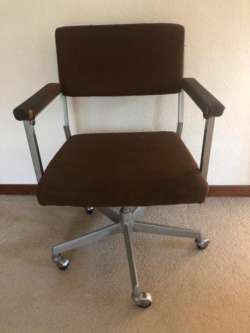 Vintage bureaustoel beschikbaar voor biedingen