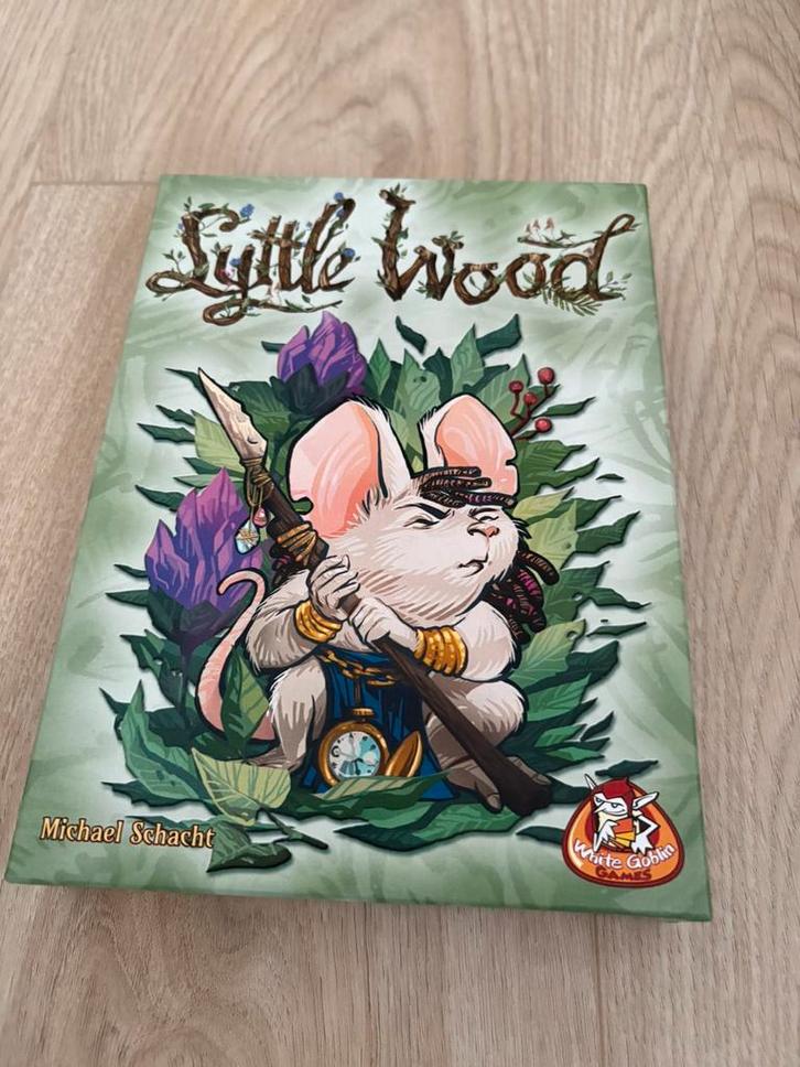 Lyttle Wood (Splinternieuw) White Goblin Games, Hobby en Vrije tijd, Gezelschapsspellen | Kaartspellen, Nieuw, Drie of vier spelers