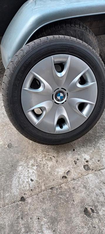 Bmw velgen met wieldeksels en goede banden.  beschikbaar voor biedingen