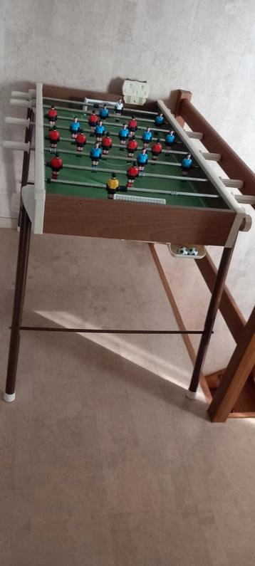 Grote stevige voetbaltafel  beschikbaar voor biedingen