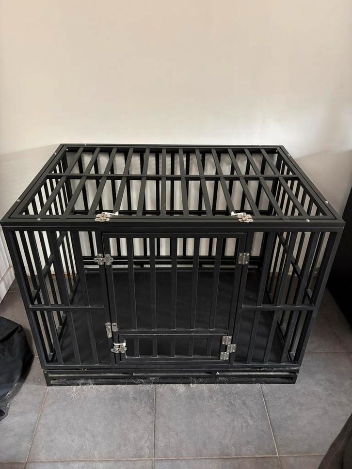 Zwarte bench voor grote hond, Dieren en Toebehoren, Hondenhokken, Zo goed als nieuw, Ophalen