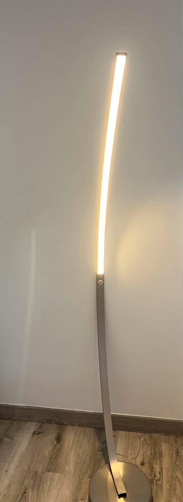 Moderne LED-vloerlamp met aan/uit-knop, Huis en Inrichting, Lampen | Vloerlampen, Zo goed als nieuw, 100 tot 150 cm, Metaal, Ophalen of Verzenden