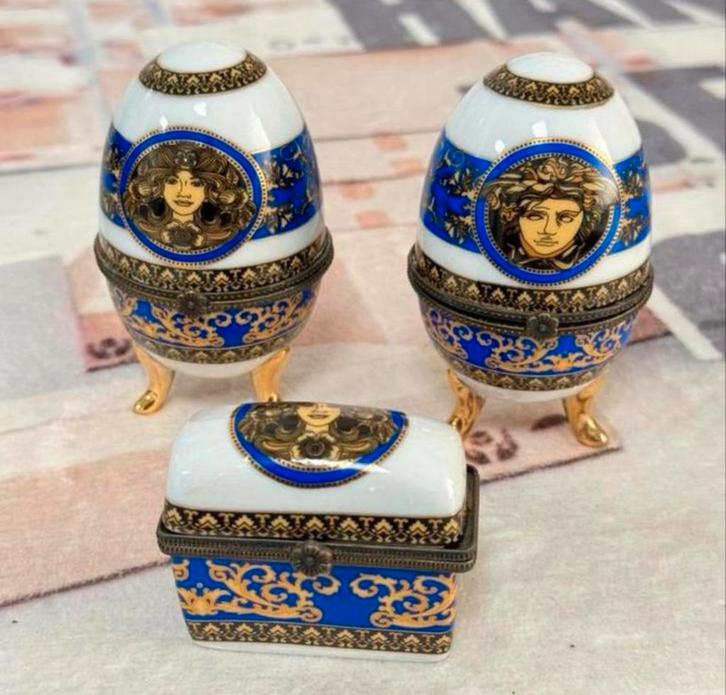 Oeufs Fabergé Versace Medusa SET bleu et blanc Fabergé z/r, Antiquités & Art, Curiosités & Brocante, Enlèvement ou Envoi