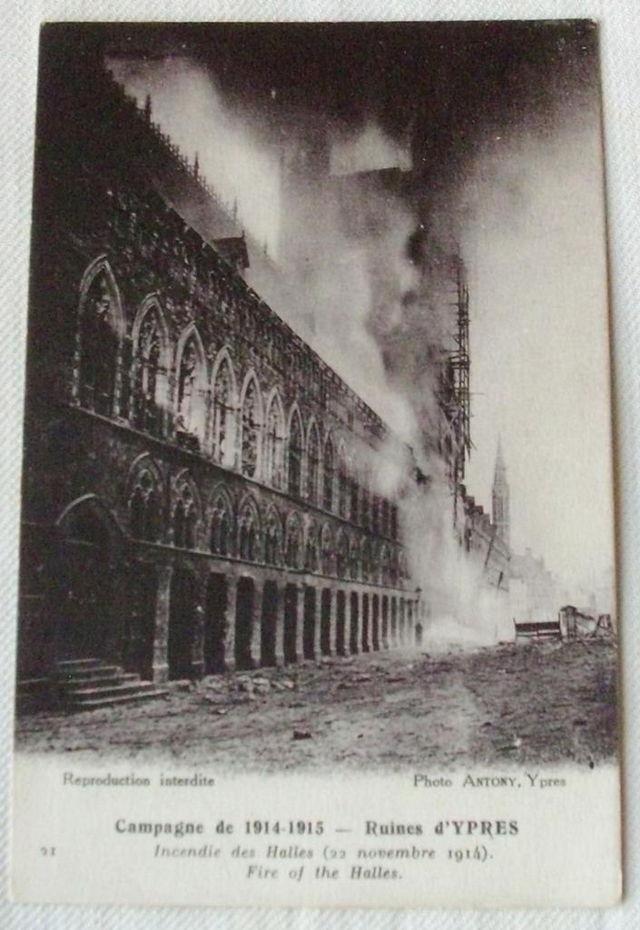 Z/W foto postkaart 1914 Ruines van Ieper, brand in de Hallen, Verzamelen, Postkaarten | Themakaarten, Ongelopen, Voor 1920, Politiek en Historie