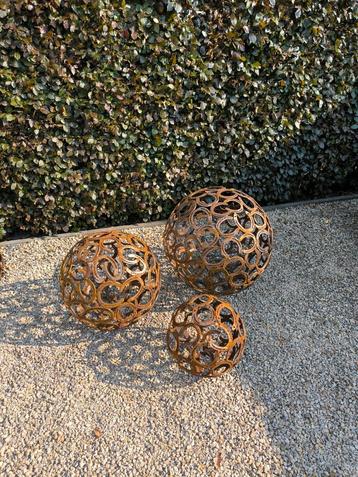 Hoefijzer decoratie , bollen , zuilen , vuurkorven , ... beschikbaar voor biedingen