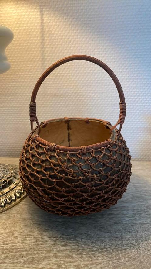 Calabash mandje – decoratief en handgemaakt, Huis en Inrichting, Woonaccessoires | Schalen en Manden, Zo goed als nieuw, Ophalen