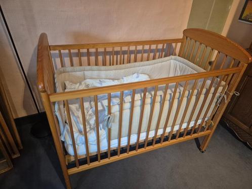 Lit bébé, Kinderen en Baby's, Kinderkamer | Bedden, Zo goed als nieuw, Lattenbodem, Matras, Ophalen