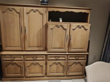 houten kast beschikbaar voor biedingen