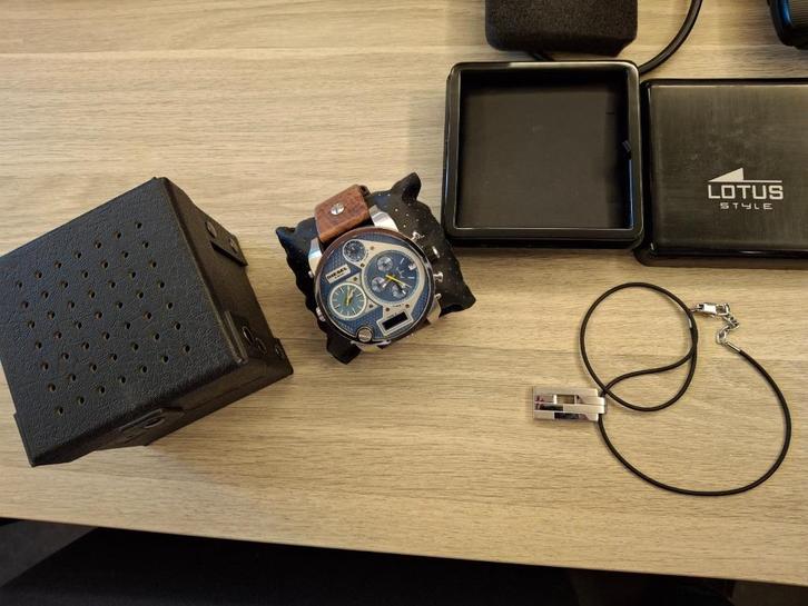 Uurwerk en halsketting, Handtassen en Accessoires, Horloges | Heren, Zo goed als nieuw, Polshorloge, Overige merken, Overige materialen