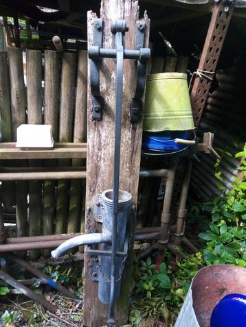 Ancienne pompe a eau  beschikbaar voor biedingen