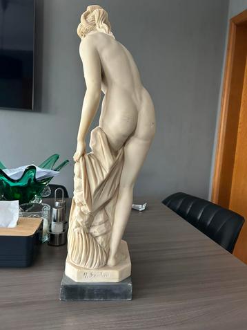 Marmer beeld van Madonna van de schoonheid beschikbaar voor biedingen