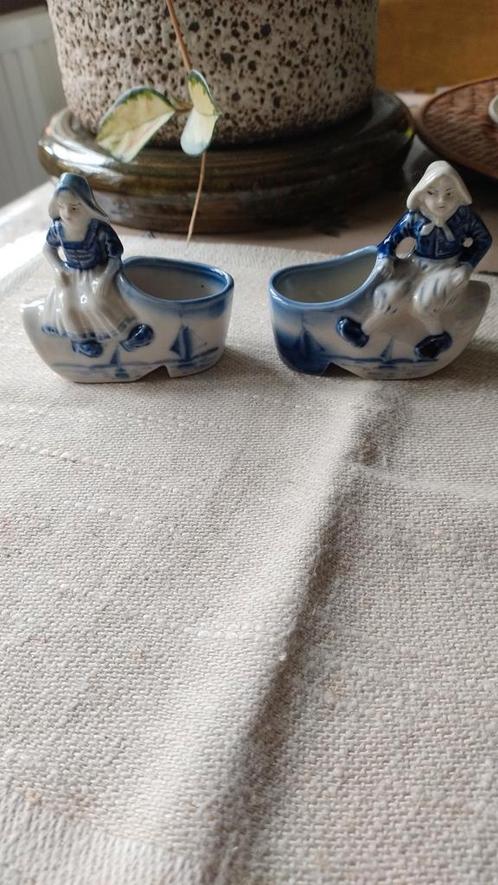 Couple en bleu de Delft assis sur des sabots, Antiquités & Art, Antiquités | Céramique & Poterie, Enlèvement ou Envoi