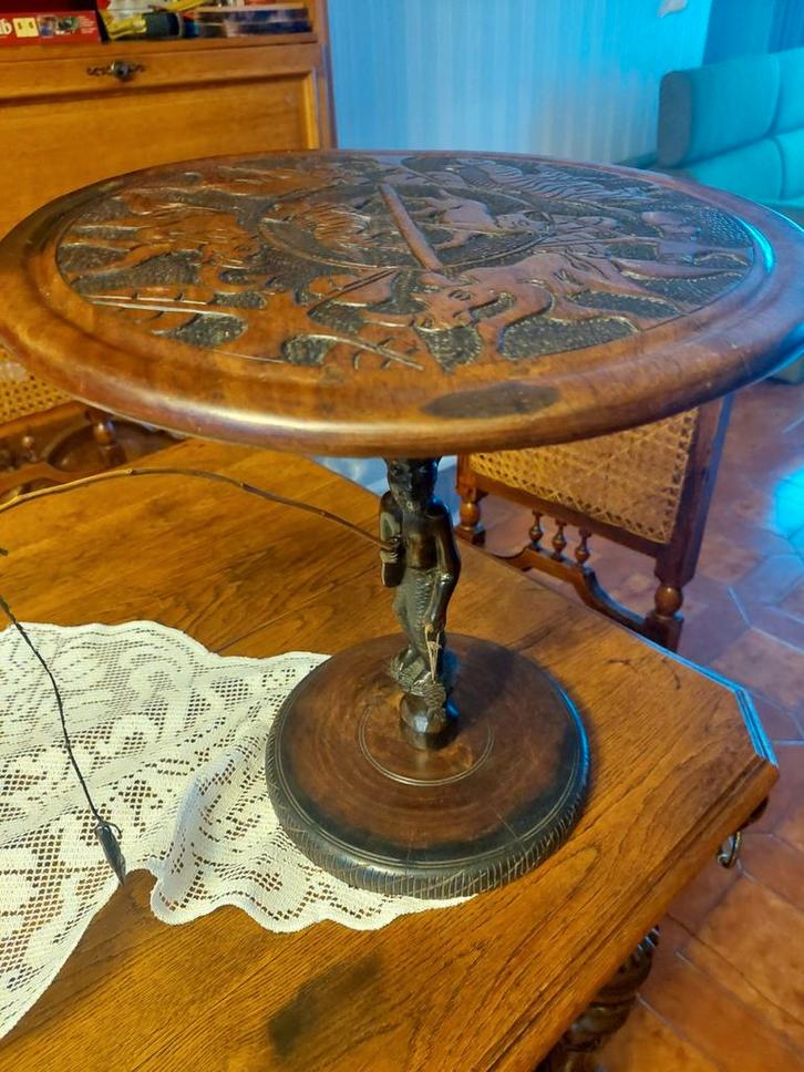 Handgemaakte tafel met visser uit Malawi, Antiek en Kunst, Antiek | Meubels | Tafels, Ophalen of Verzenden
