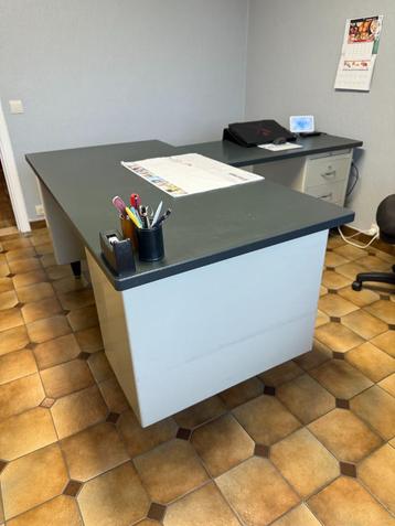 Bureau L vorm merk Buro beschikbaar voor biedingen