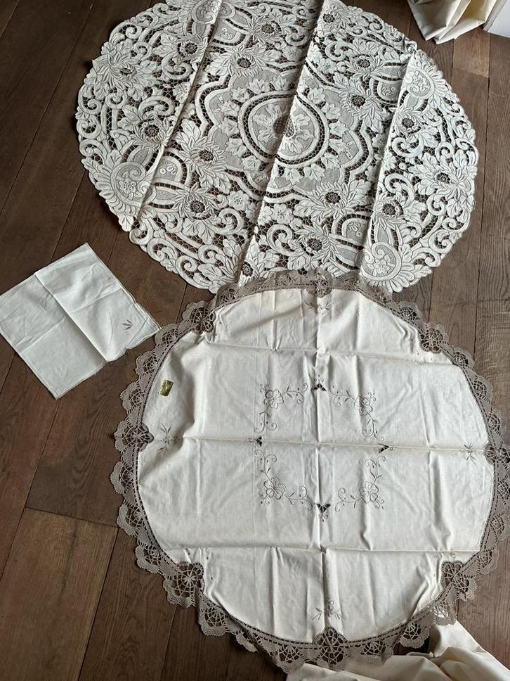 2 tasses de table rondes + 3 serviettes, Antiquités & Art, Tapis & Textile, Enlèvement ou Envoi