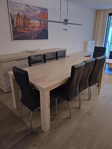Eetkamer met 8 stoelen beschikbaar voor biedingen
