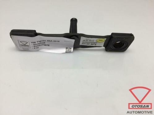 vw tiguan 5na 2018 slotplaat achterklep 8v0827507d, Auto-onderdelen, Carrosserie, Volkswagen, Gebruikt