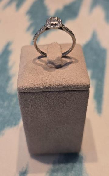Bague en or blanc disponible aux enchères