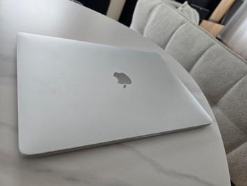 Macbook pro 16gb ram touchbar i7 cpu beschikbaar voor biedingen