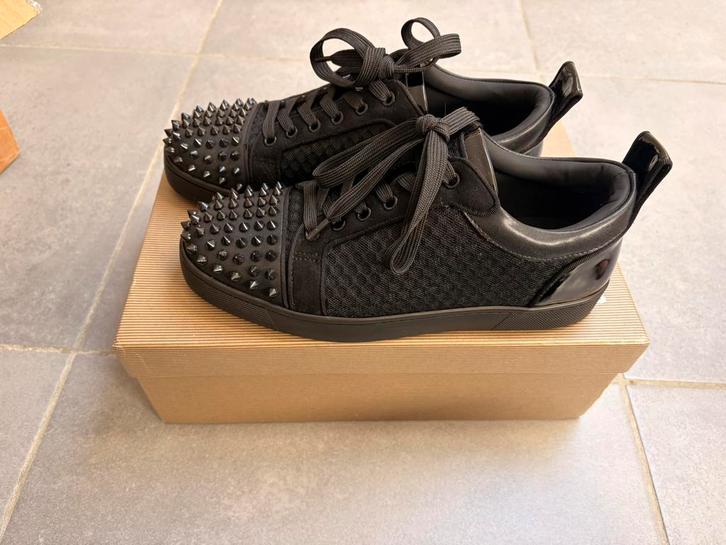 Christian Louboutin Louis Junior Spikes noires – Taille 39, Kleding | Heren, Schoenen, Zo goed als nieuw, Sneakers, Zwart, Verzenden