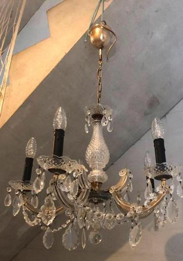 ‘Gothic chandeleer’ in koper en glas.  beschikbaar voor biedingen