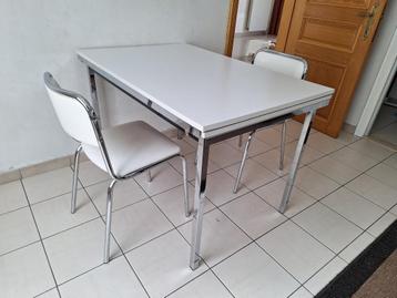 keuken/hobby tafel + 2 stoelen