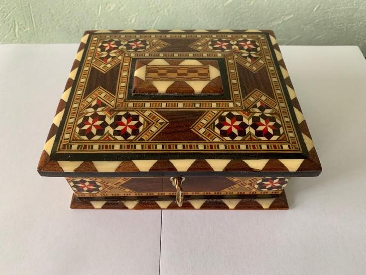 Petit coffret imitation marqueterie, Antiquités & Art, Curiosités & Brocante, Enlèvement ou Envoi