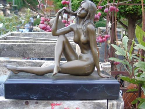 Naakte vrouw speelt met dat bronzen haar gesigneerd., Antiek en Kunst, Antiek | Brons en Koper, Brons, Ophalen