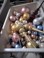 4  pieken. Allerlei kerstballen. 70 grote 22 kleine ballen., Ophalen