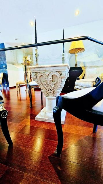 Eettafel in geslepen glas beschikbaar voor biedingen