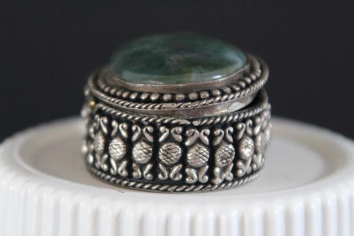 Kleine antieke doos in gebeiteld zilver met groene stenen —, Antiek en Kunst, Curiosa en Brocante, Ophalen of Verzenden