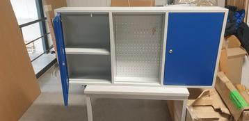 Metalen kasten beschikbaar voor biedingen