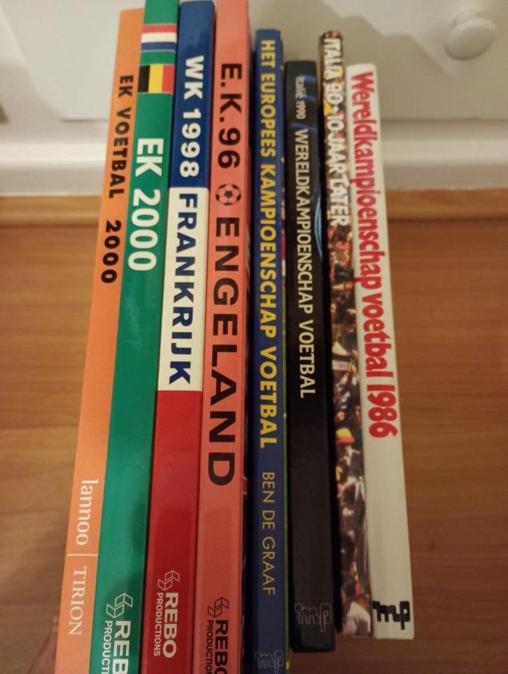 8 Voetbal boeken WK EK collectie Rode Duivels, Boeken, Sportboeken, Zo goed als nieuw, Balsport, Ophalen of Verzenden