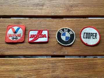 Plusieurs autocollants vintage et badges disponible aux enchères