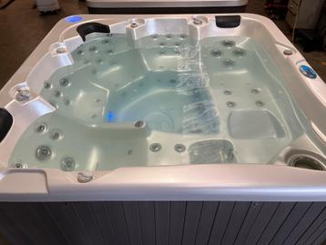 Jacuzzi 5 personen beschikbaar voor biedingen
