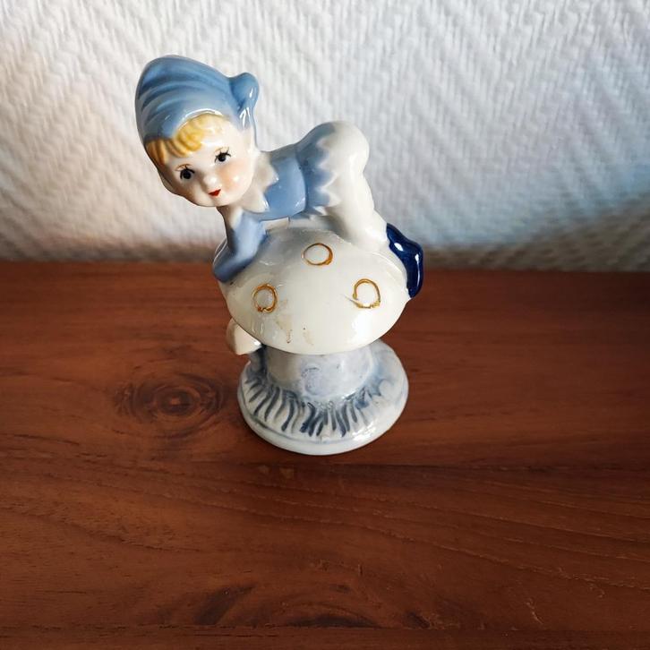 kindje op paddenstoel in porselein, Antiek en Kunst, Antiek | Porselein, Ophalen of Verzenden