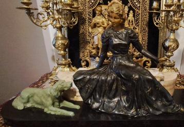 Art Deco sculptuur Dame met hond beschikbaar voor biedingen
