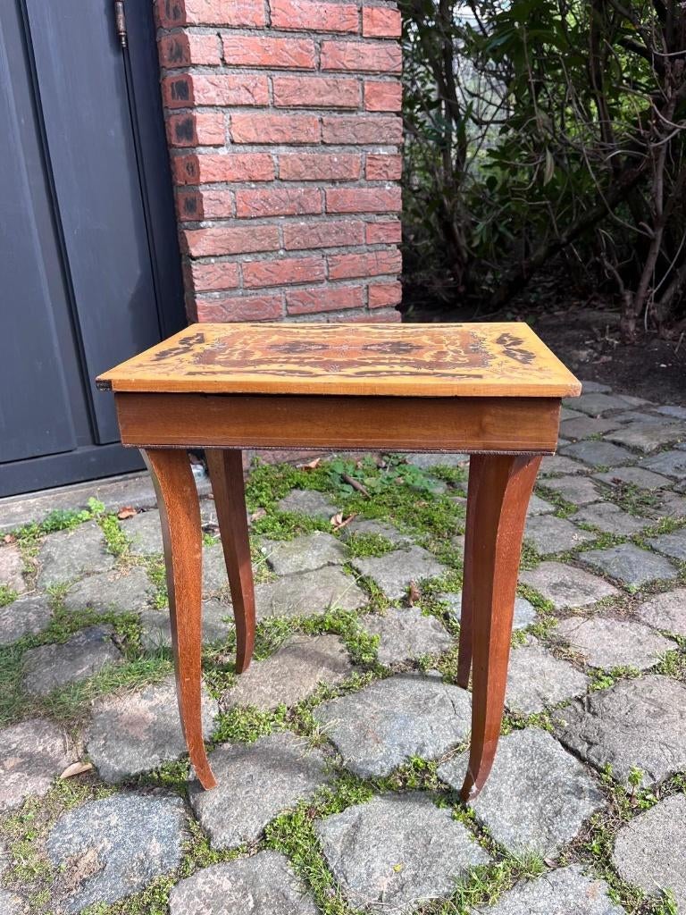 Bijzettafeltje / Muziekdoosje, Ophalen