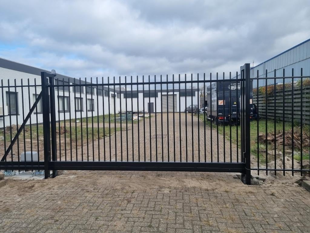 Spijlen schuifpoort 4x2 incl fundatie,motor en montage, Jardin & Terrasse, Portes de jardin, Neuf, 200 cm ou plus, Fer, Porte coulissante